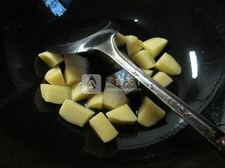 咖喱西兰花土豆的做法步骤：2