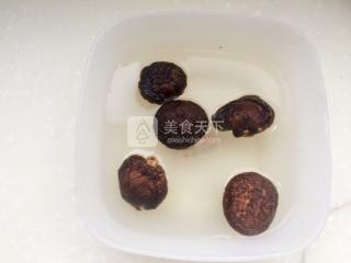 香菇土豆什锦蛋炒饭的做法步骤：1