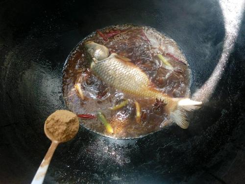铁锅炖鱼的做法