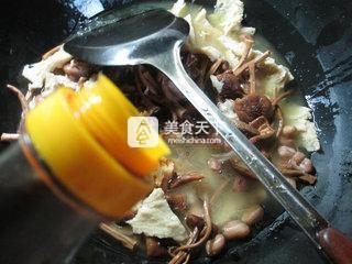 花生米茶树菇烤麸 的做法步骤：6