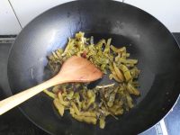 酸菜肥肠砂锅的做法步骤12