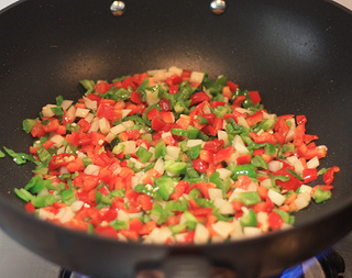 开胃低卡肉肉菜---双椒鸡丁的做法步骤：7