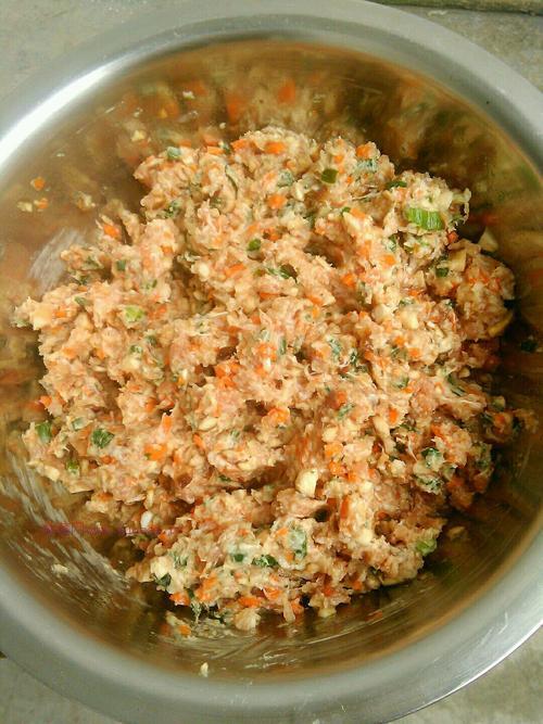 香菇胡萝卜猪肉饺子的做法