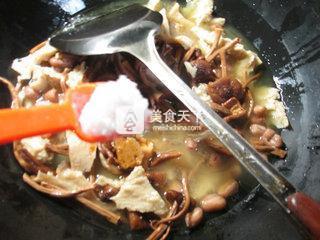 花生米茶树菇烤麸 的做法步骤：7