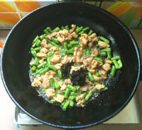 橄榄菜四季豆炒鸡肉的做法步骤10