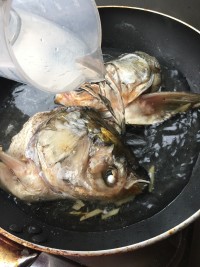 桂圆核桃鱼头汤的做法步骤5
