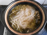 酸菜肥肠砂锅的做法步骤15