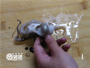八爪鱼爆蘑菇的做法步骤1