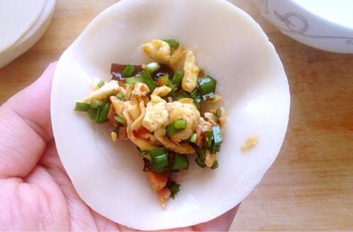 韭菜鸡蛋木耳火腿饺子的做法