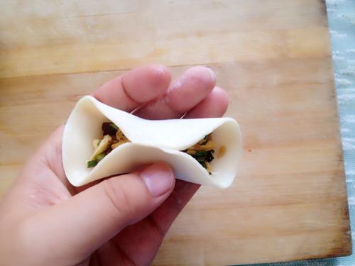 韭菜鸡蛋木耳火腿饺子的做法