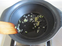 菠菜口蘑烩豆腐泡的做法步骤3