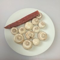 腊肠炒口蘑的做法步骤1