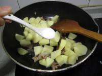 腊肉土豆焖锅巴饭的做法步骤3