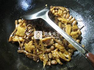 花生米茶树菇烤麸 的做法步骤：10