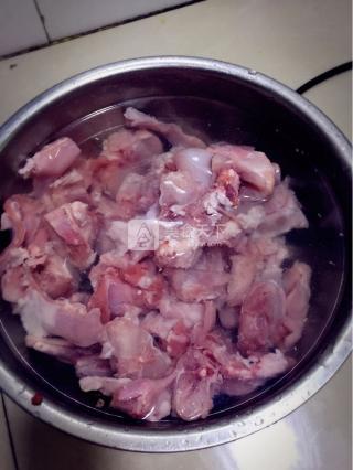 红烧兔肉焖土豆的做法步骤：1