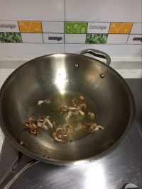 香辣豆肉炒油渣的做法步骤3