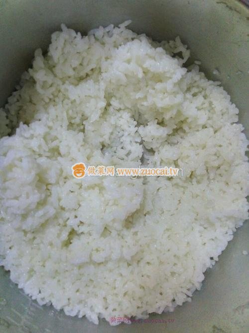 西芹口蘑炒米饭的做法