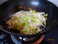 胡萝卜炒大白菜的做法步骤4