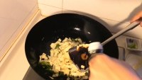 尖椒炒豆腐皮的做法步骤8