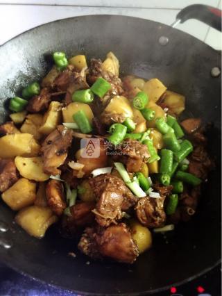 红烧兔肉焖土豆的做法步骤：15