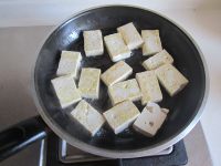 豆腐口蘑西兰花烩鱼丸的做法步骤2