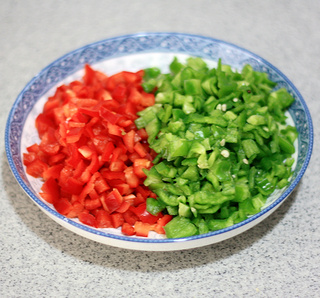 开胃低卡肉肉菜---双椒鸡丁的做法步骤：2