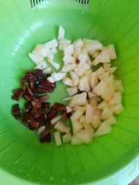 红枣苹果黑豆浆的做法步骤2