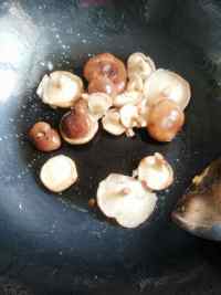 香菇荷包蛋热汤面的做法步骤3