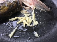 桂圆核桃鱼头汤的做法步骤3