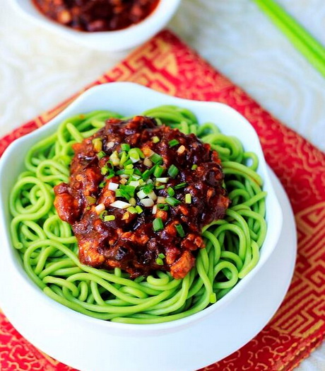 鸡肉炸酱韭菜面的做法