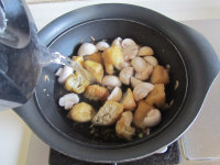 菠菜口蘑烩豆腐泡的做法步骤7