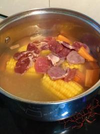 玉米猪展汤的做法步骤7