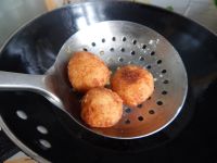 炸土豆丸子的做法步骤10