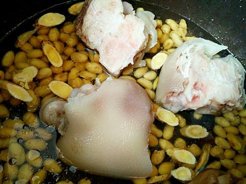 黄芪黄豆煲猪爪的做法
