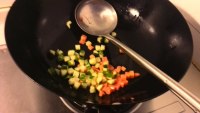 孜然胡萝卜黄瓜炒饭的做法步骤6