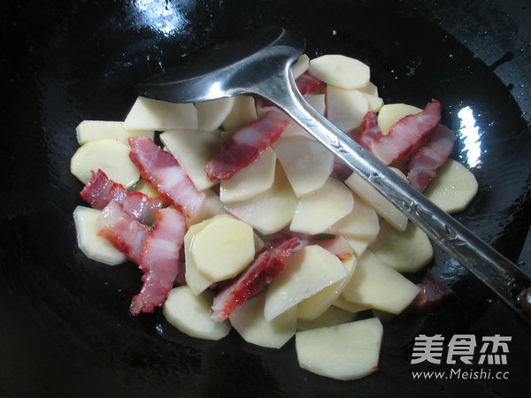 尖椒腊肉炒土豆的做法