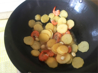 鲜虾土豆片的做法步骤：6