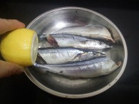 柠檬香煎秋刀鱼的做法步骤3