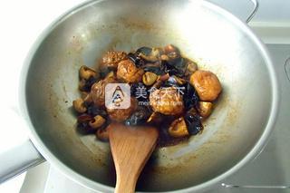 香菇烧油面筋的做法步骤：9