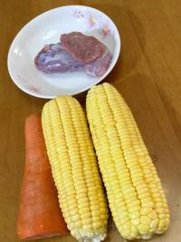 玉米猪展汤的做法步骤1
