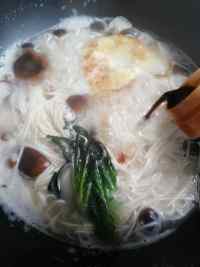 香菇荷包蛋热汤面的做法步骤6