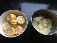 玉米土豆焖排骨的做法步骤2