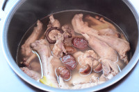 菌菇栗子鸡汤的做法步骤9