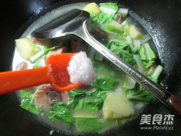 小白菜腊鸡腿煮土豆的做法