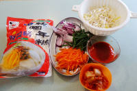泡菜洋葱红萝卜炒韩国年糕的做法步骤1