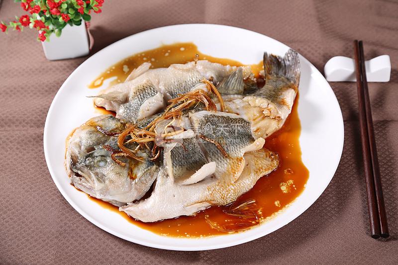 清蒸鲈鱼—捷赛私房菜的做法