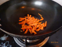 胡萝卜炒大白菜的做法步骤3
