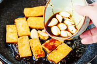 蒜香焖油炸豆腐的做法步骤5