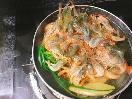 奶香青豆煨河虾的做法