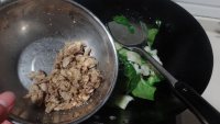 鸡汁油渣青菜的做法步骤3